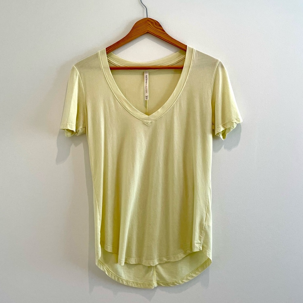 The Group by Babaton Foundation V-neck T-shirt. Size XS